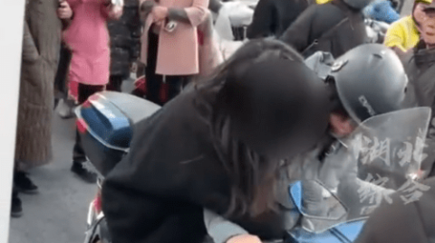 母亲醉酒后情绪失控，抑郁子女如何自救？