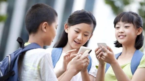 同桌沉迷3P行为怎么办？是放荡不检点还是个人自由？