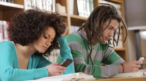 20岁大学生社交焦虑破解：为什么在人前总感觉不自在？