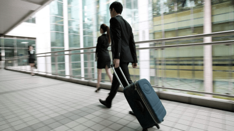 老公出差频繁，异地婚姻如何维系感情？