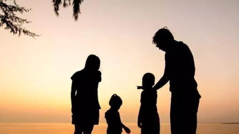 三岁父母离异：再婚心理创伤如何导致心态崩塌与疗愈之路