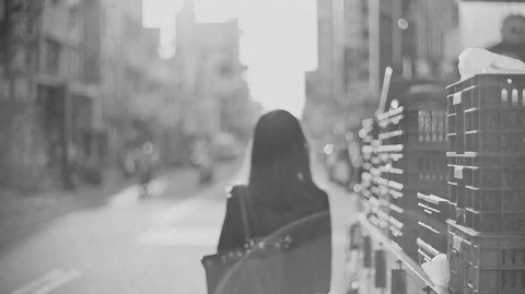 为什么我总在意别人的眼光？揭开不自信的心理面纱