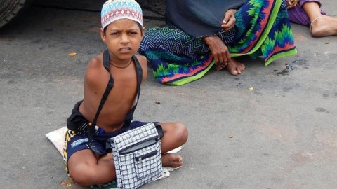 职业乞丐现象：儿子开车接送母亲乞讨引发的道德思考