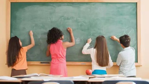 18岁女孩的性别认同探索：从初中开始的困惑与成长